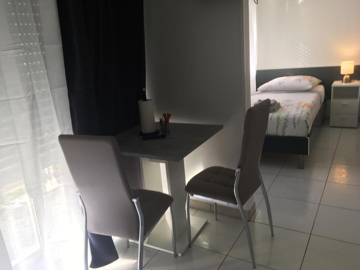 Studios Lora Rm 860 Saint-Louis  Exterior foto
